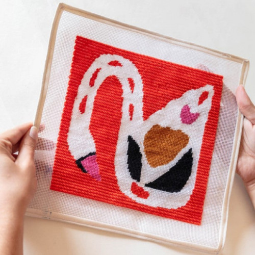 sada na vysivanie needlepoint technikou / tapiséria / gobelín swan on red